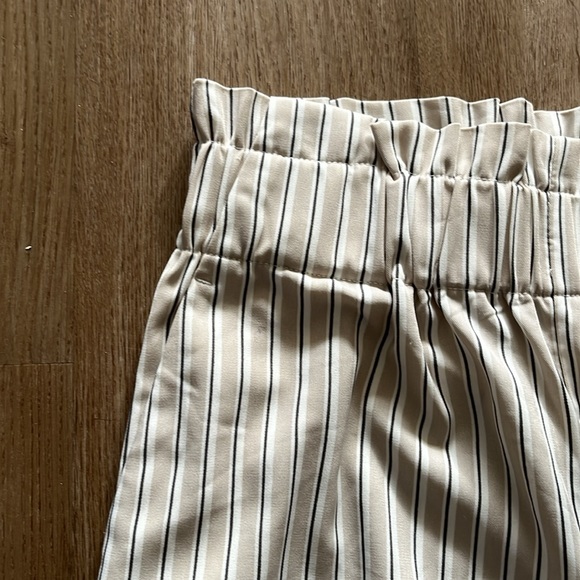 Dynamite cropped pants, size Medium - Picture 3 of 5